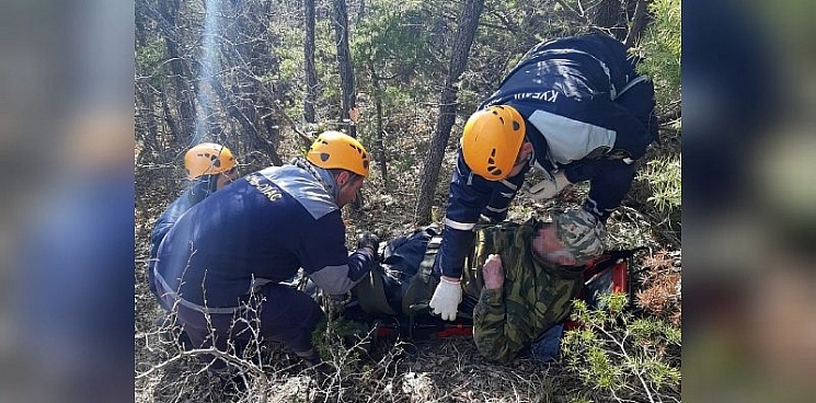 Кубанские спасатели эвакуировали из леса мужчину, которому стало плохо на прогулке