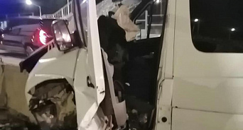 «Кабину водителя разворотило о бетон»: на Кубани автобус с пассажирами попал в ДТП, девятеро человек госпитализированы