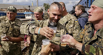  «Помощи от народа больше не ждите!» Поведение бойцов ВСУ на гражданке повергло в шок молодую украинку - ВИДЕО 