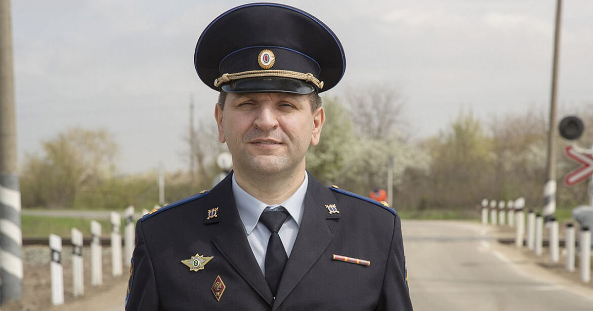 На Кубани полицейский спас людей, застрявших на ж/д переезде