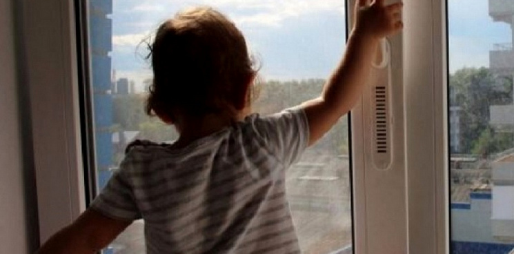 «Некоторым нельзя доверять детей»: в Краснодаре из окна с 13 этажа выпала 4-летняя девочка