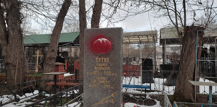 В Краснодаре на Славянском кладбище вандалы осквернили пять памятников