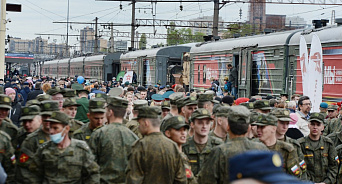 «Больных больше, чем здоровых»: в Москве мобилизованных с коронавирусом возят в поезде с места на место 