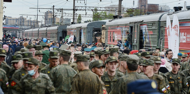 «Больных больше, чем здоровых»: в Москве мобилизованных с коронавирусом возят в поезде с места на место 