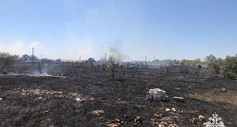 В Краснодаре спасатели ликвидировали пожар в поселке Белозёрном