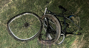 На Кубани легковушка переехала заснувшего на дороге велосипедиста – он скончался