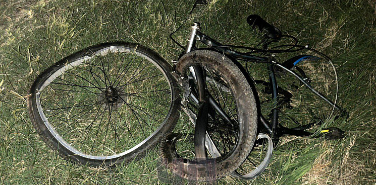 На Кубани легковушка переехала заснувшего на дороге велосипедиста – он скончался