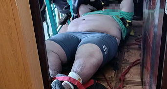 В Сочи спасатели помогли доставить домой мужчину весом 225 кг