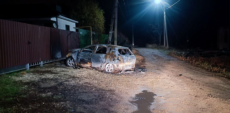 На Кубани в Тихорецке неизвестный поджигает чужие машины по ночам