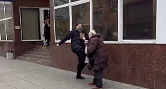 «Самый матёрый член церкви?» В Москве мужчина в рясе и с иконой напал на пенсионерку с цветами – ВИДЕО