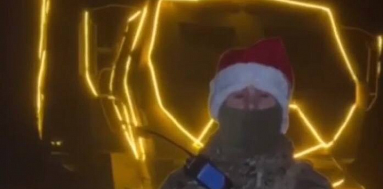«Подарок укронацистам»: боевик ВСУ, одетый в костюм Деда Мороза, снял удары по ПТУ в Макеевке - ВИДЕО