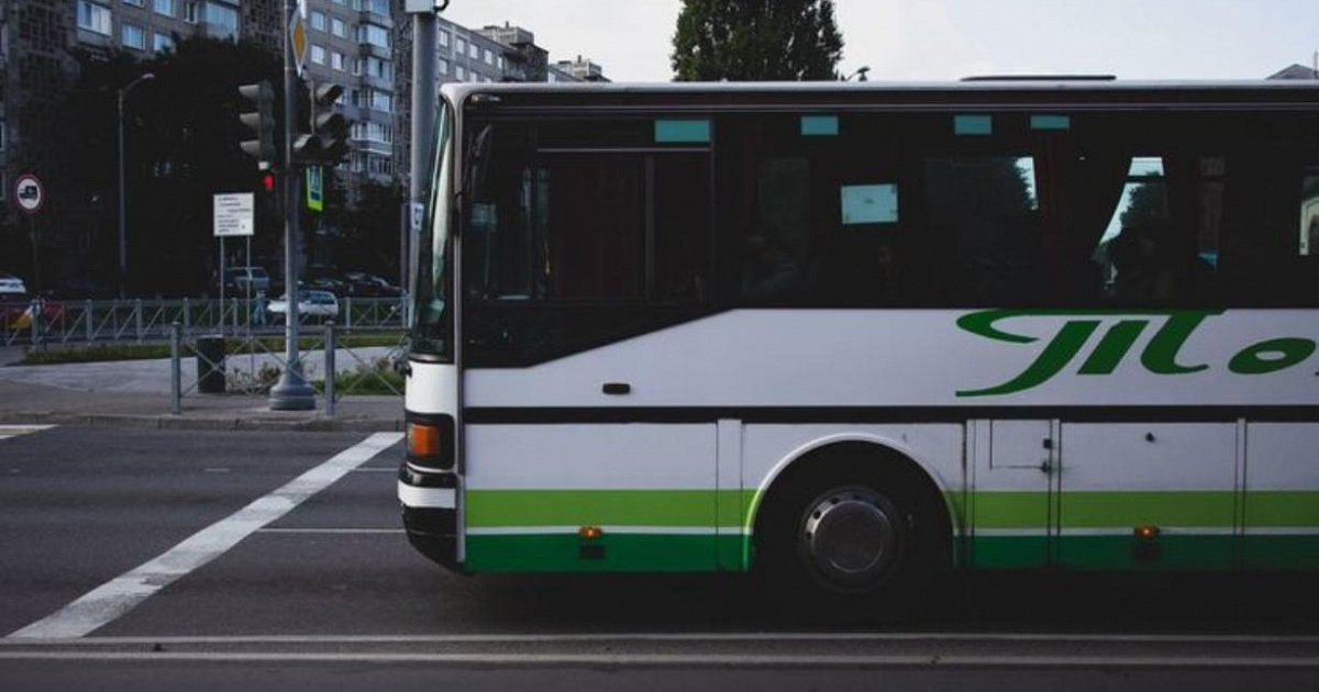 Беременную женщину пнули в живот в сочинском автобусе 