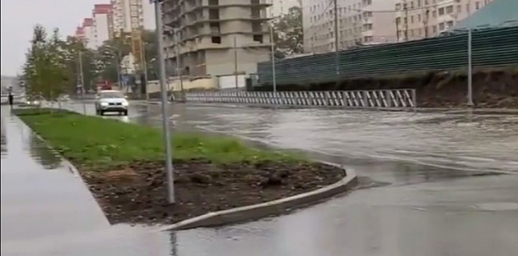 Только что открытую после ремонта улицу Черкасскую в Краснодаре затопило