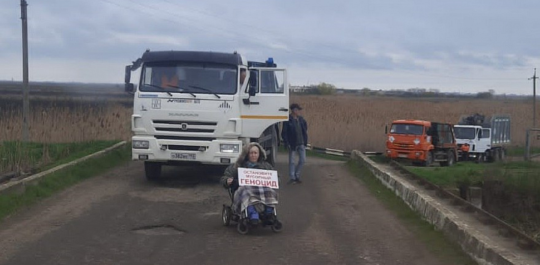 «Нас давят колёсами мусоровозов!» На Кубани жителей, блокирующих дорогу на Полтавский полигон в соответствии с поручением губернатора, обвинили в срыве вывоза отходов - ВИДЕО