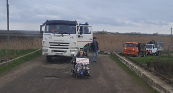 «Нас давят колёсами мусоровозов!» На Кубани жителей, блокирующих дорогу на Полтавский полигон в соответствии с поручением губернатора, обвинили в срыве вывоза отходов - ВИДЕО