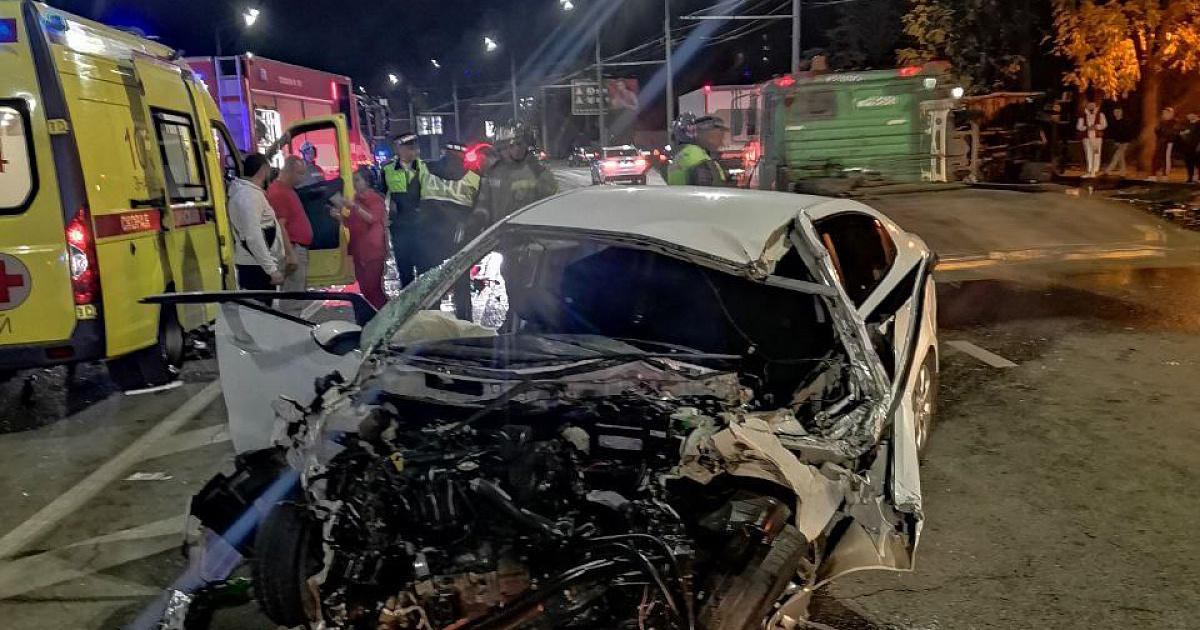«Месиво из автомобилей!» В Краснодаре произошло ДТП, где пострадали 4 человека и 4 авто - ВИДЕО