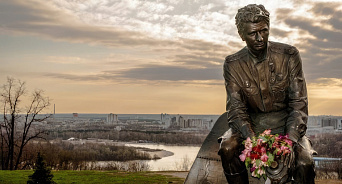 Украинский русофоб заявил, что его тошнит от «Смуглянки» и призвал снести памятник Леониду Быкову