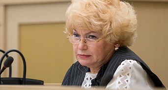 Сенатора Нарусову не устроили люди “бомжового вида” у Совета Федерации
