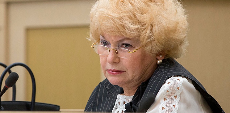 Сенатора Нарусову не устроили люди “бомжового вида” у Совета Федерации