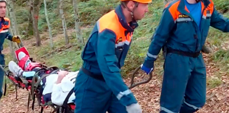 «Перелом ноги и испорченный отдых!» В Сочи спасатели вынесли из леса местную жительницу, которая поскользнулась на склоне и сломала ногу - ВИДЕО
