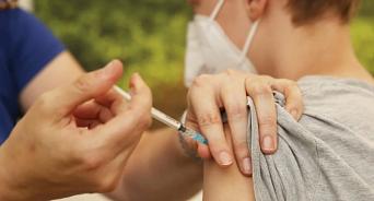 «Это эксперимент над детьми!»: детей в Краснодаре вакцинируют вопреки желанию родителей?