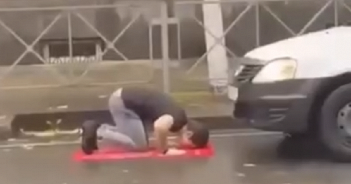 Водитель автомобиля совершал намаз на проезжей части в центре Краснодара