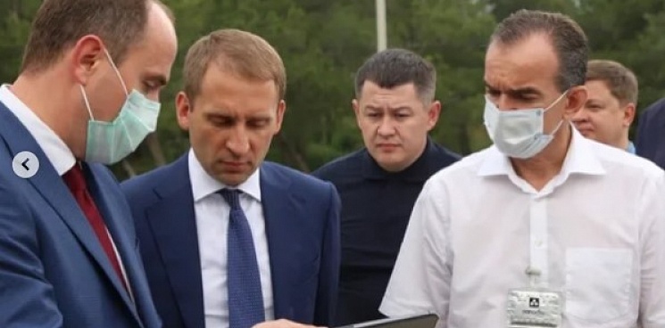 Губернатор Кубани носит бейдж вместо вакцины от Covid-19