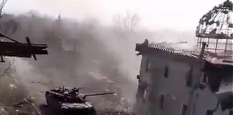  «Ничего святого!» В Артёмовске укронацисты на танке прячутся за разрушенной мечетью, стреляя по нашим бойцам - ВИДЕО