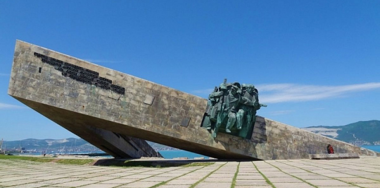 «Кто-то деньги, видимо, срубил»: в Новороссийске горожане возмутились ремонтом мемориала «Малая земля»