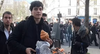 «Мосье, отвлекитесь от коктейлей Молотова!» В Париже кулинарный блогер снял обзор круассанов на фоне протестов из-за пенсионной реформы