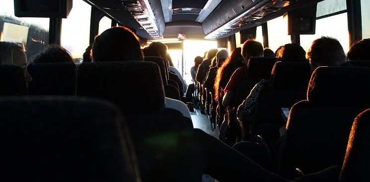 «В сердце врага! Предатели!» Украинцы продолжают ездить в Москву на автобусах, теперь через Польшу – ВИДЕО