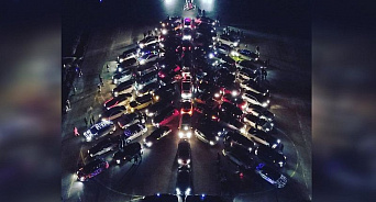 Около Краснодара сделали новогоднюю елку из 78 автомобилей и вертолета
