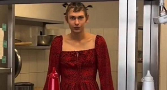 «Сегодня все девочки на смене? – Да!» Украинцы сняли видеоролик с парнем в платье и с «хвостиками», который прячется от военкомов – ВИДЕО