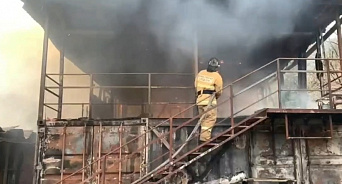 В Сочи на базе «Вертолётчик» произошёл пожар - здание сгорело дотла: ВИДЕО