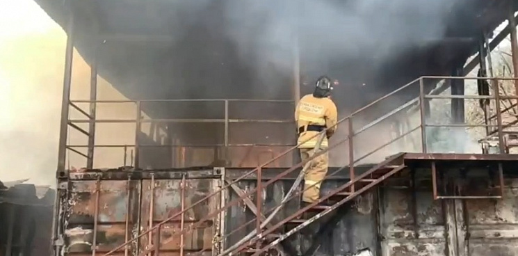 В Сочи на базе «Вертолётчик» произошёл пожар - здание сгорело дотла: ВИДЕО