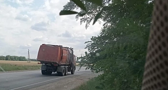 «300 машин и 5000 кубометров мусора в сутки!» Жители Кубани задыхаются от свалки, расположенной в 800 метрах от домов