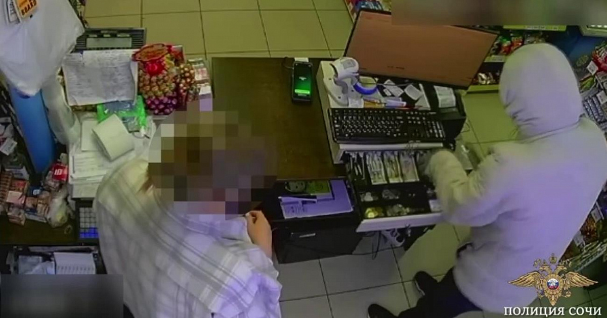 В Сочи грабитель в маске ворвался в магазин и украл 17 тыс. рублей