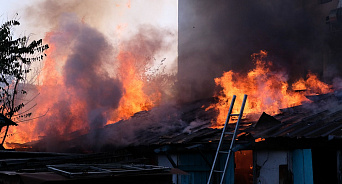 «Справились за час!» В Геленджике загорелась хозпостройка, огонь охватил 70 квадратных метров