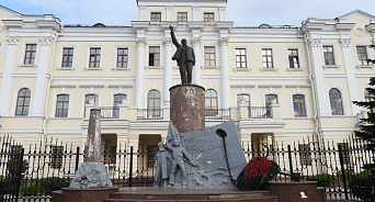 «Не ленись, в ремонт вложись!» В Новороссийске принудительно отреставрируют памятник Владимиру Ленину