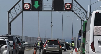 «Бесстрашные туристы не испугались шторма»: пробка перед Крымским мостом со стороны Кубани выросла до шести километров 