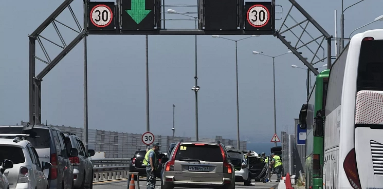 «Бесстрашные туристы не испугались шторма»: пробка перед Крымским мостом со стороны Кубани выросла до шести километров 