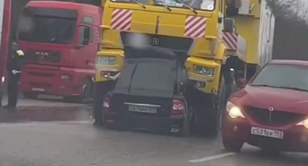  «Он просто её проглотил!» На Кубани погиб водитель легковушки, которую «засосало» в грузовик при столкновении – ВИДЕО