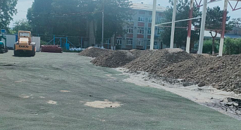 «За бесхозяйственность чиновников снова заплатят люди?» На Кубани отремонтируют футбольное поле, которое завалили стройматериалами