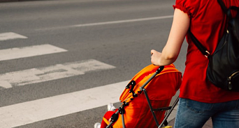 В Краснодаре жительница Юбилейного жалуется, что ей с ребёнком приходится выходить на проезжую часть, чтобы перейти дорогу