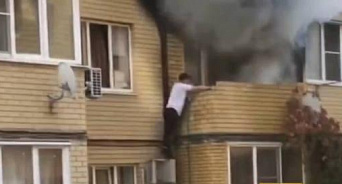 «Есть герои в наше время!» В Краснодаре мужчина вылез из окна второго этажа и вскарабкался на соседний балкон, чтобы потушить пожар в чужой квартире – ВИДЕО