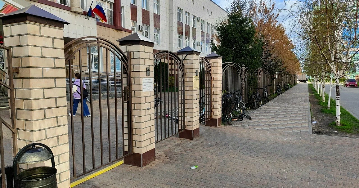 Отец ученика устроил конфликт и разбил стеклянную дверь в школе Краснодара