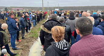 «Скупили все гвоздики в городе»: в Горячем Ключе похоронили бойцов ЧВК «Вагнер», несмотря на запрет администрации - ВИДЕО