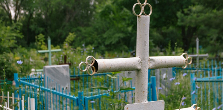 На Кубани два бывших зэка сдали на металл трубы из кладбищенских памятников и разрушили надгробья 