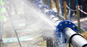 В Сочи 23-метровый фонтан из водопровода вызвал локальные подтопления