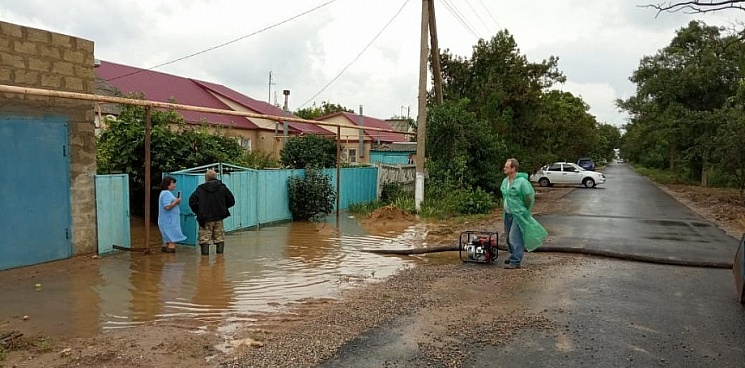 В Темрюкском районе Кубани, где выпала годовая норма осадков, опять дожди
